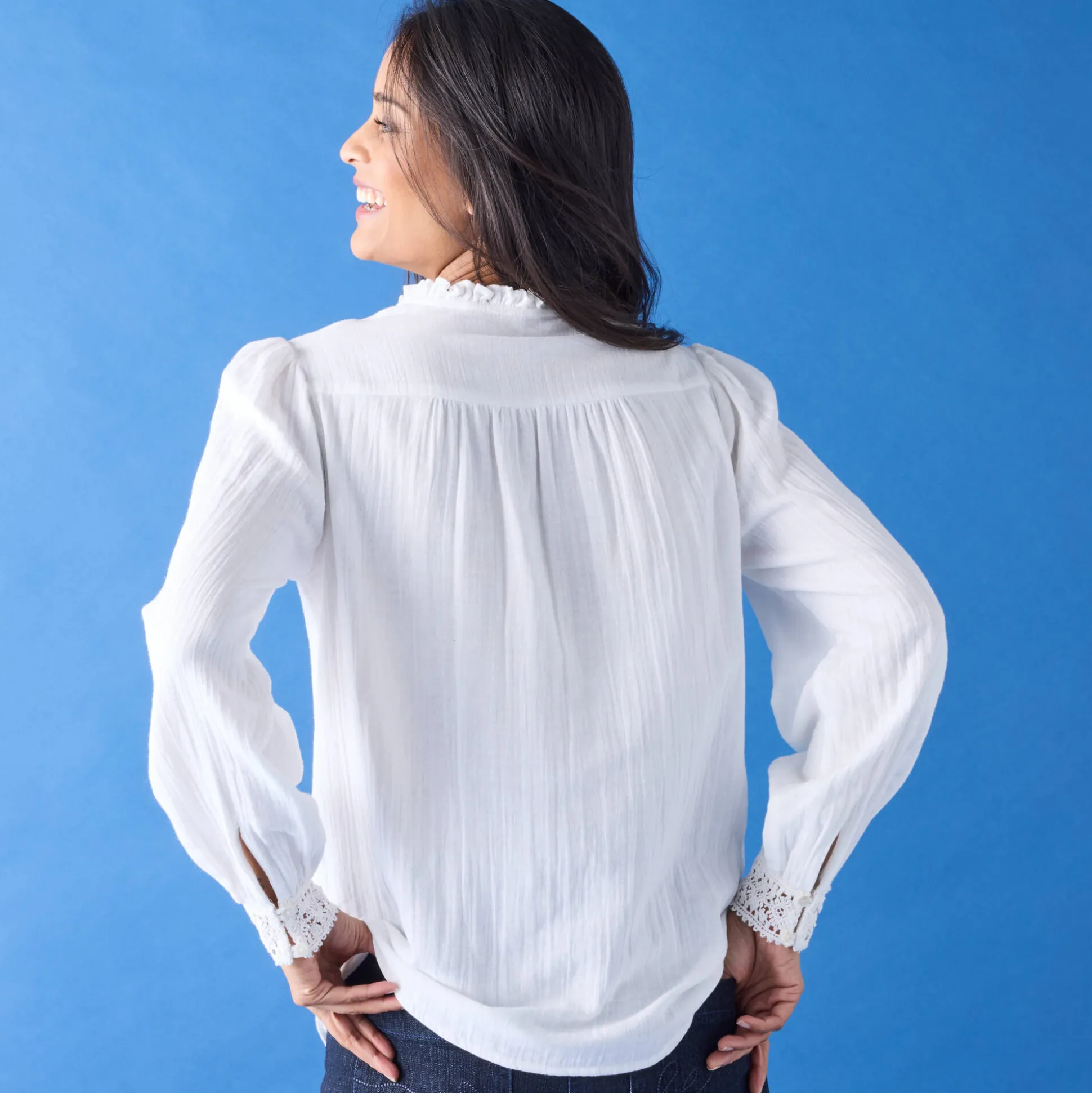 Bloes met knoopsluiting en macramé, katoengaas