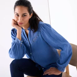 Bloes met knoopsluiting en macramé, katoengaas