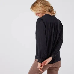Bloes met knoopsluiting en macramé, katoengaas