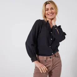 Bloes met knoopsluiting en macramé, katoengaas