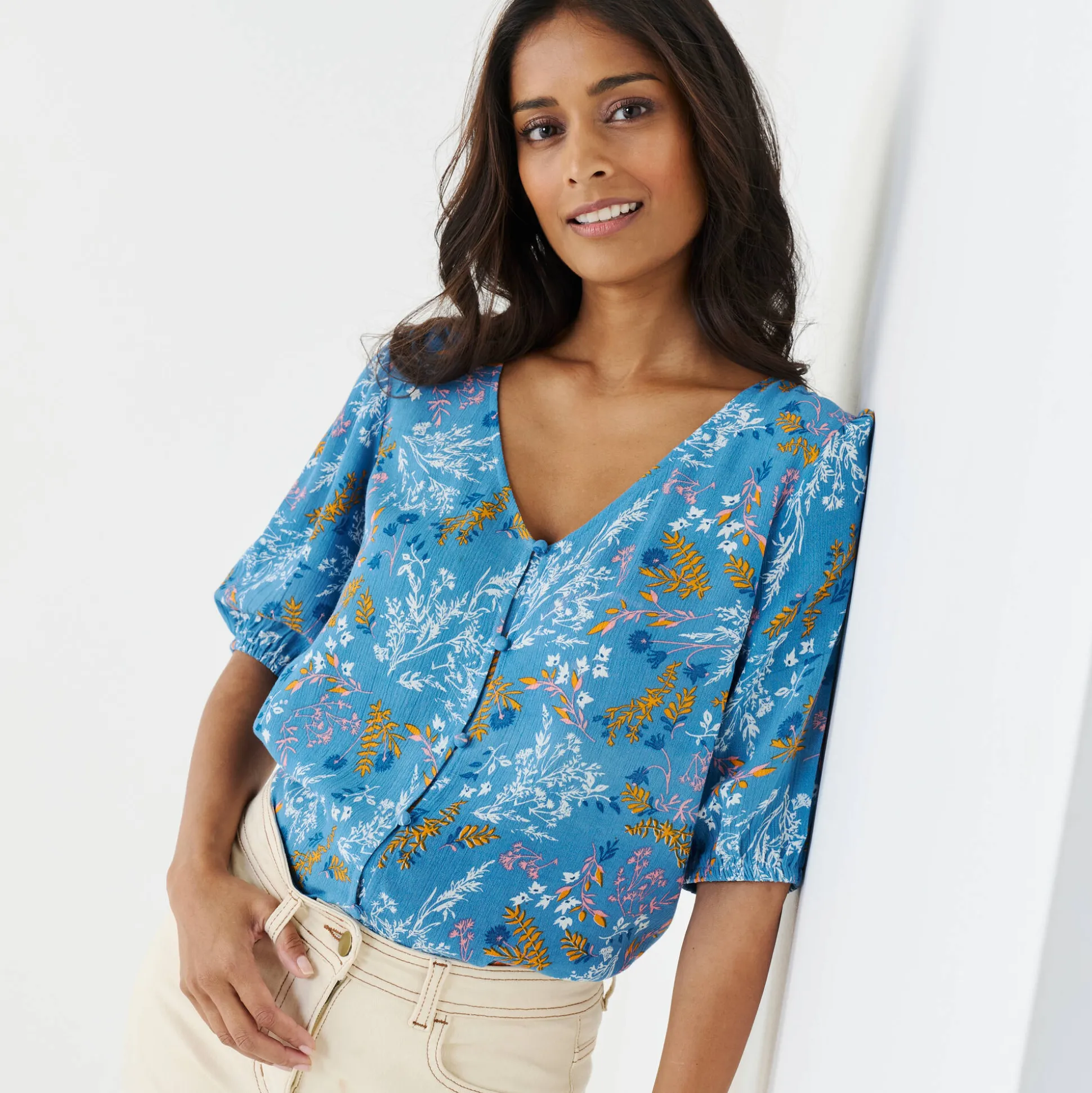 Bloes met knoopsluiting en bloemenprint, crepon