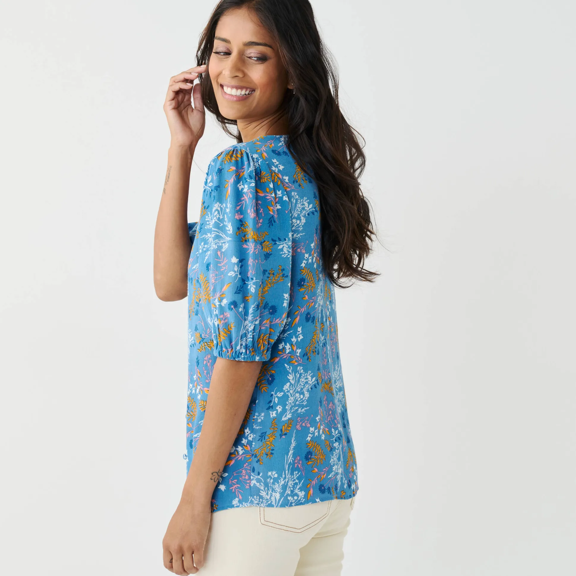 Bloes met knoopsluiting en bloemenprint, crepon