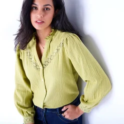 Bloes met knoopsluiting en macramé, katoengaas