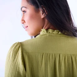 Bloes met knoopsluiting en macramé, katoengaas