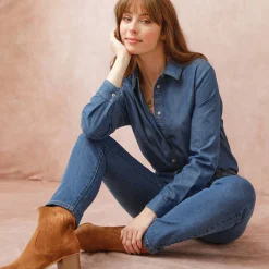 Bloes met knoopsluiting in lichte jeans