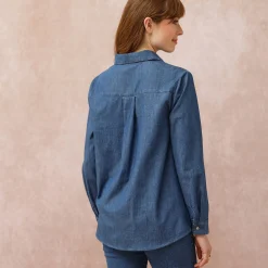 Bloes met knoopsluiting in lichte jeans