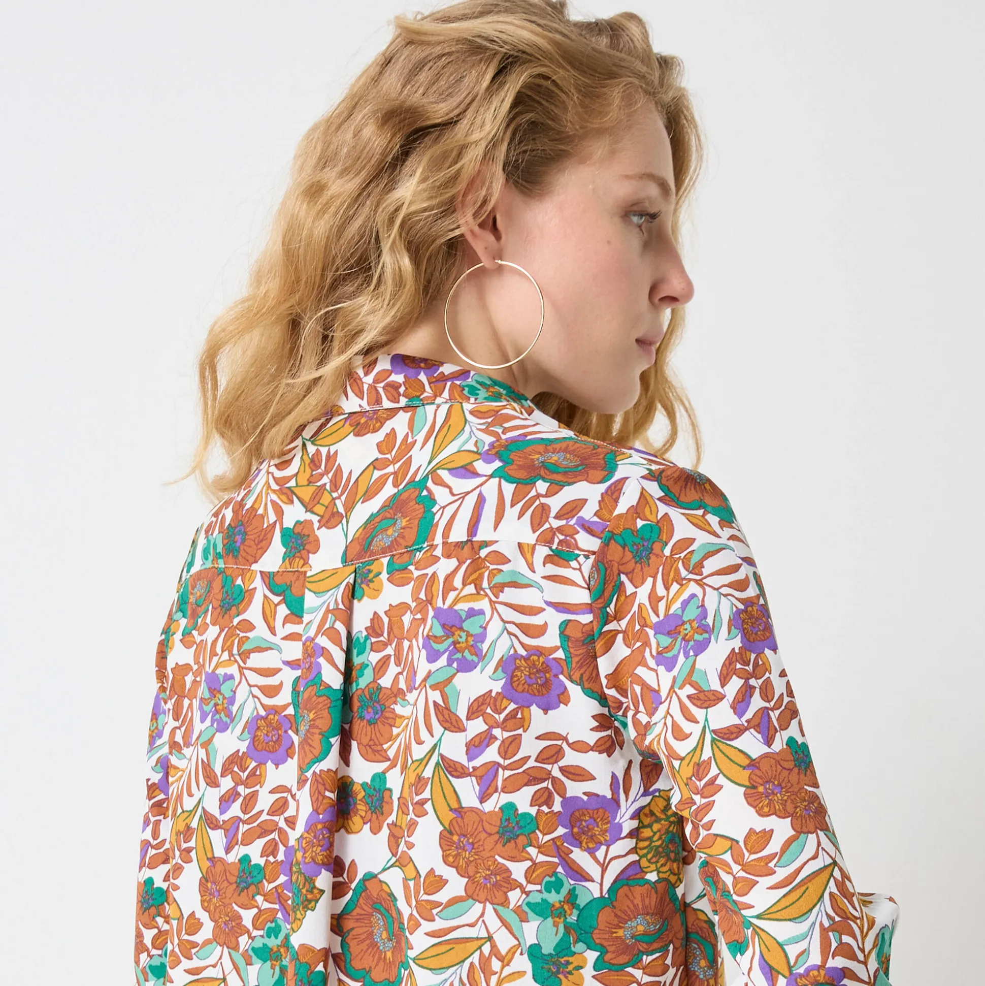 Bloes met knoopsluiting met bloemenprint, gerecycleerd polyester(**)