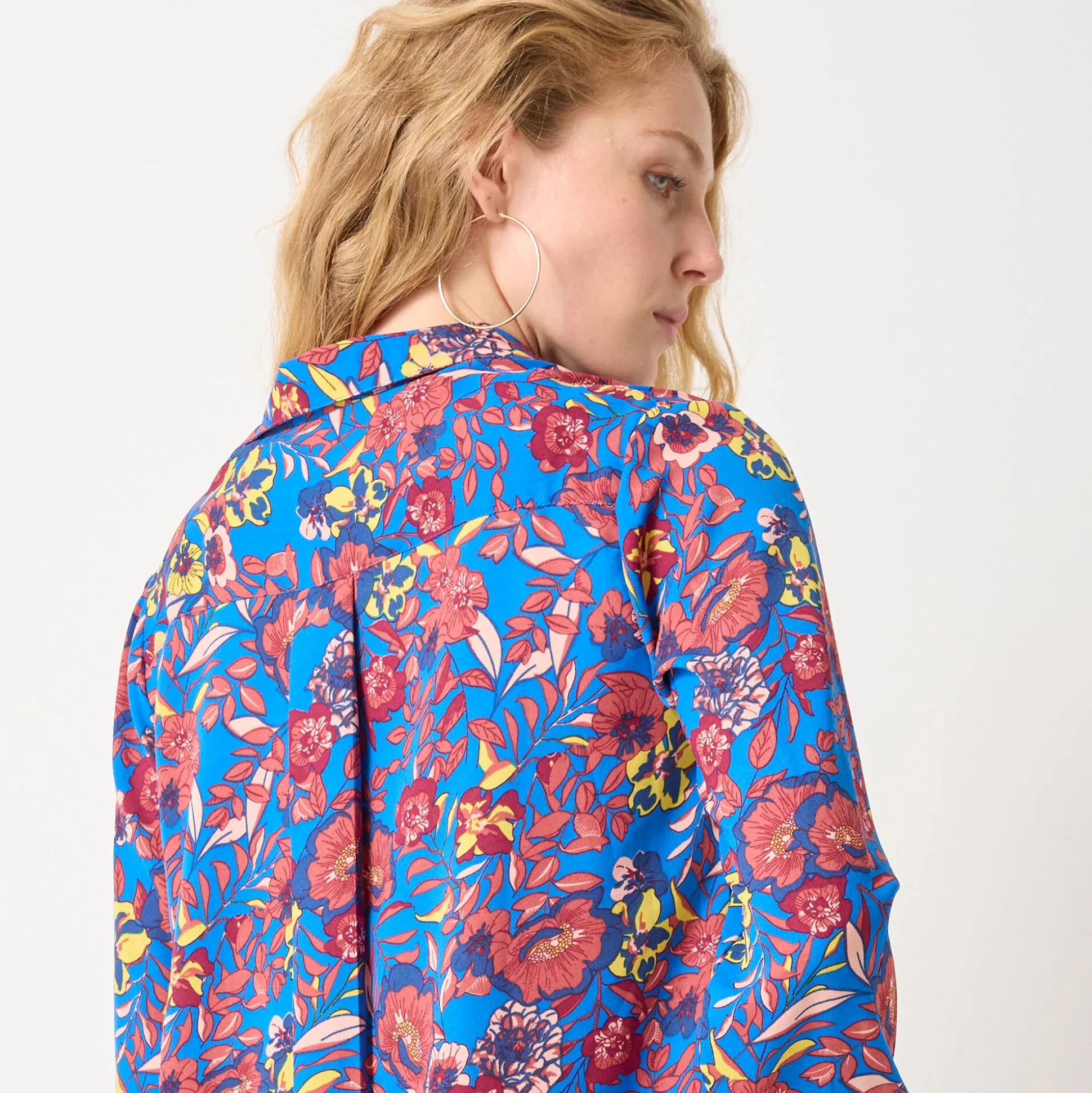 Bloes met knoopsluiting met bloemenprint, gerecycleerd polyester(**)