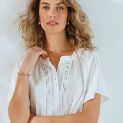 Bloes met korte mouwen, afgewerkt met macramé, effen