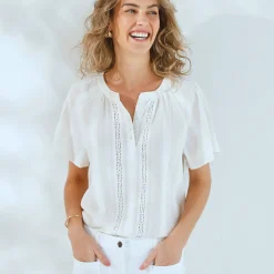 Bloes met korte mouwen, afgewerkt met macramé, effen