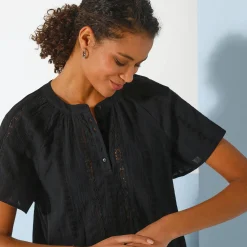Bloes met korte mouwen, afgewerkt met macramé, effen