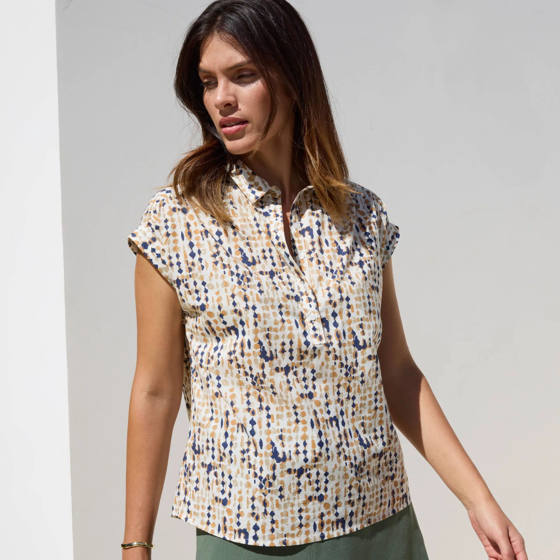 Bloes met korte mouwen en omslag, minimalistische print