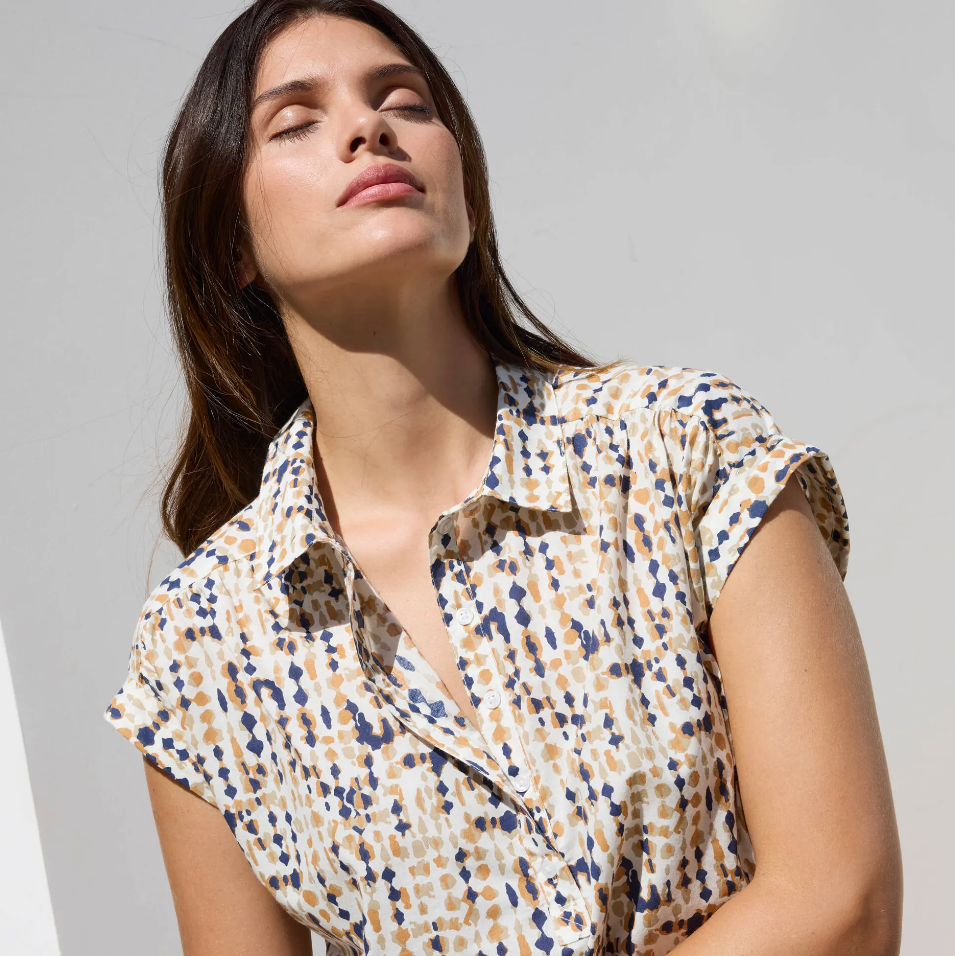 Bloes met korte mouwen en omslag, minimalistische print