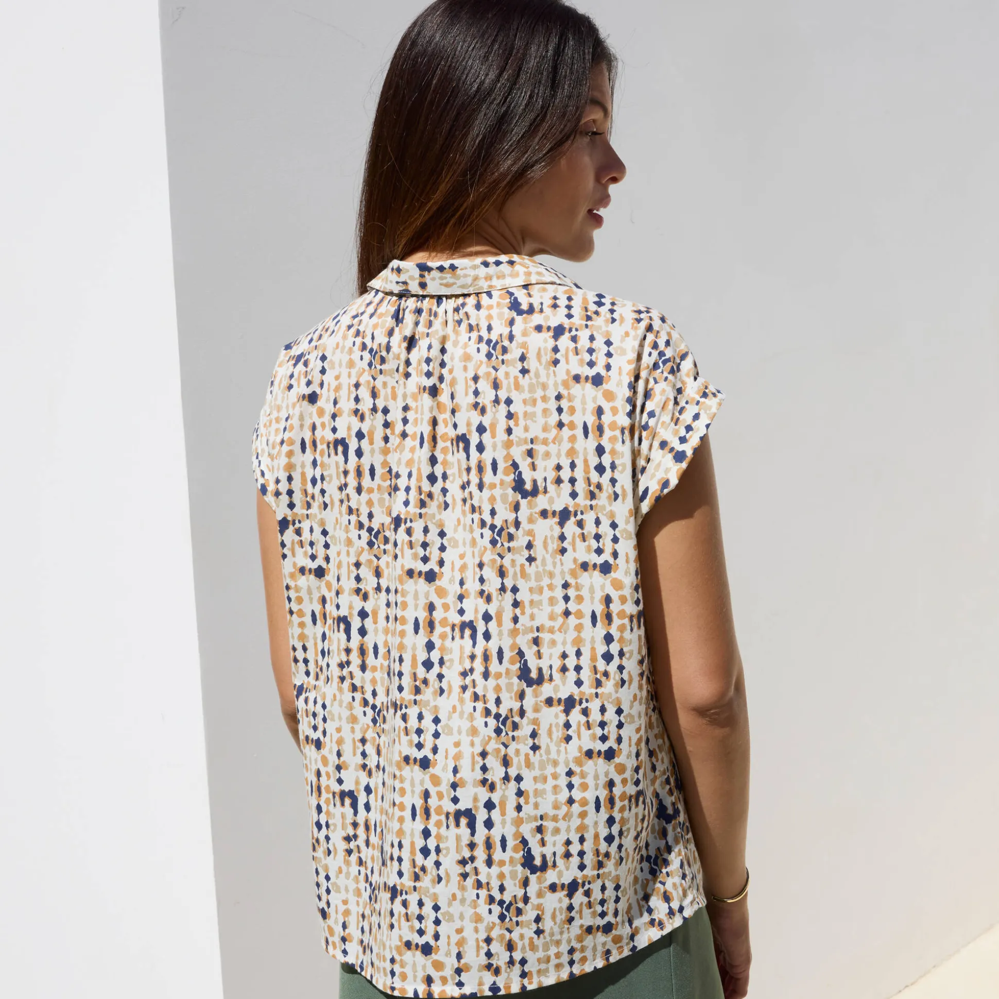Bloes met korte mouwen en omslag, minimalistische print