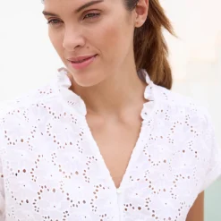 Bloes met korte mouwen, stroken aan de kraag en broderie anglaise