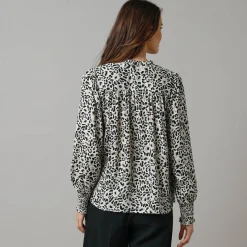 Bloes met luipaardprint, details in smokwerk