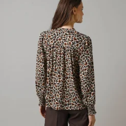 Bloes met luipaardprint, details in smokwerk