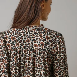 Bloes met luipaardprint, details in smokwerk