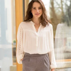 Bloes met officierskraag en macramé, soepele crepon