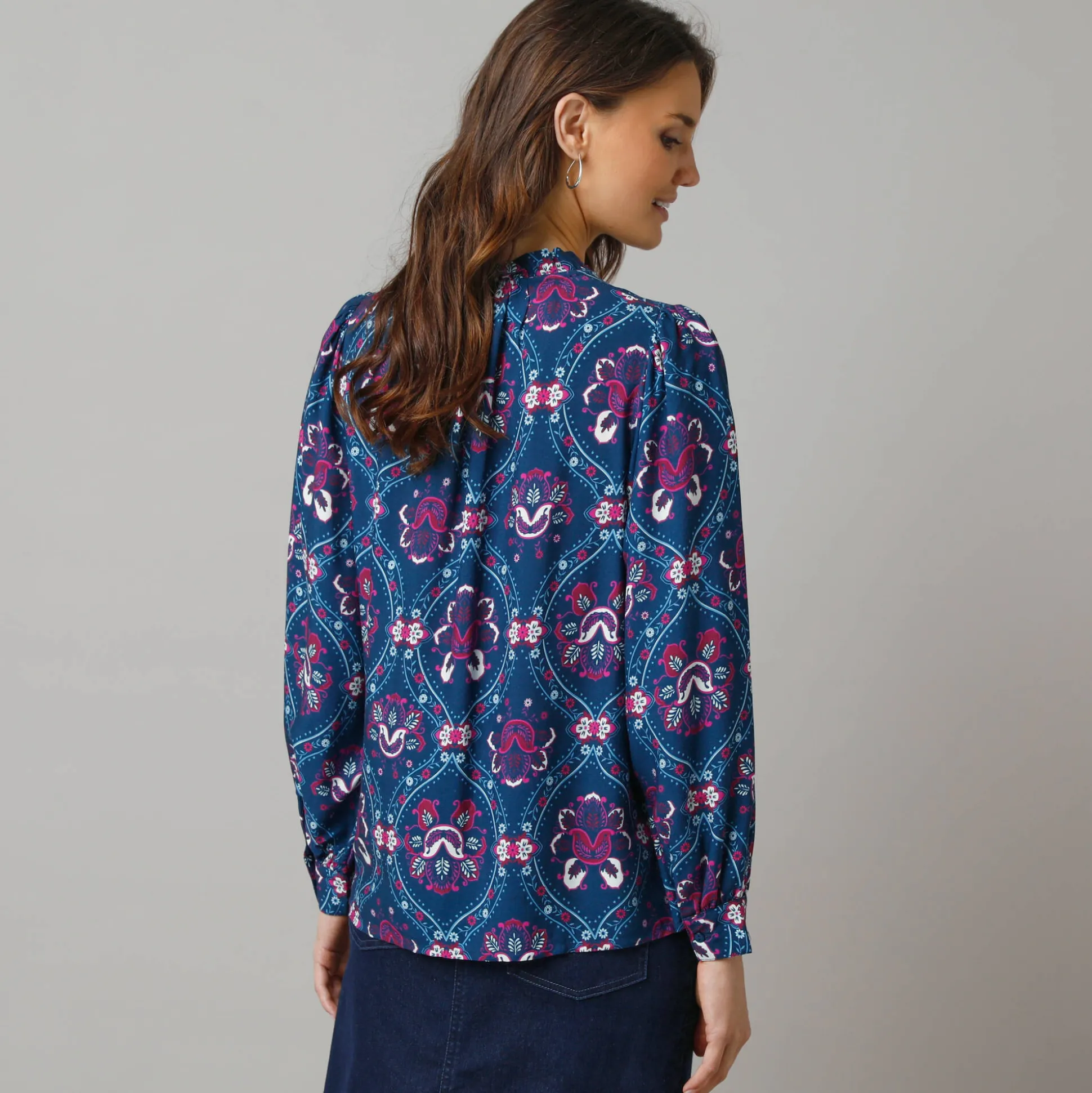 Bloes met ruchekraag en pofmouwen, bloemenprint