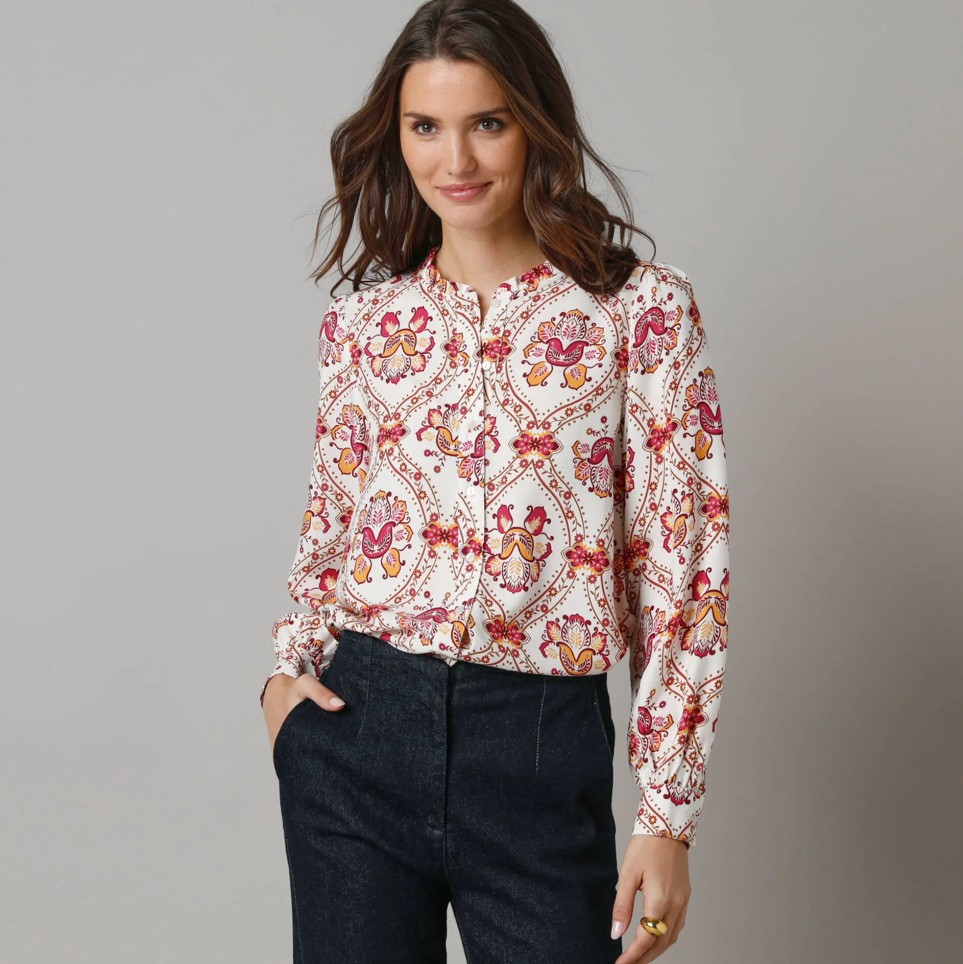 Bloes met ruchekraag en pofmouwen, bloemenprint