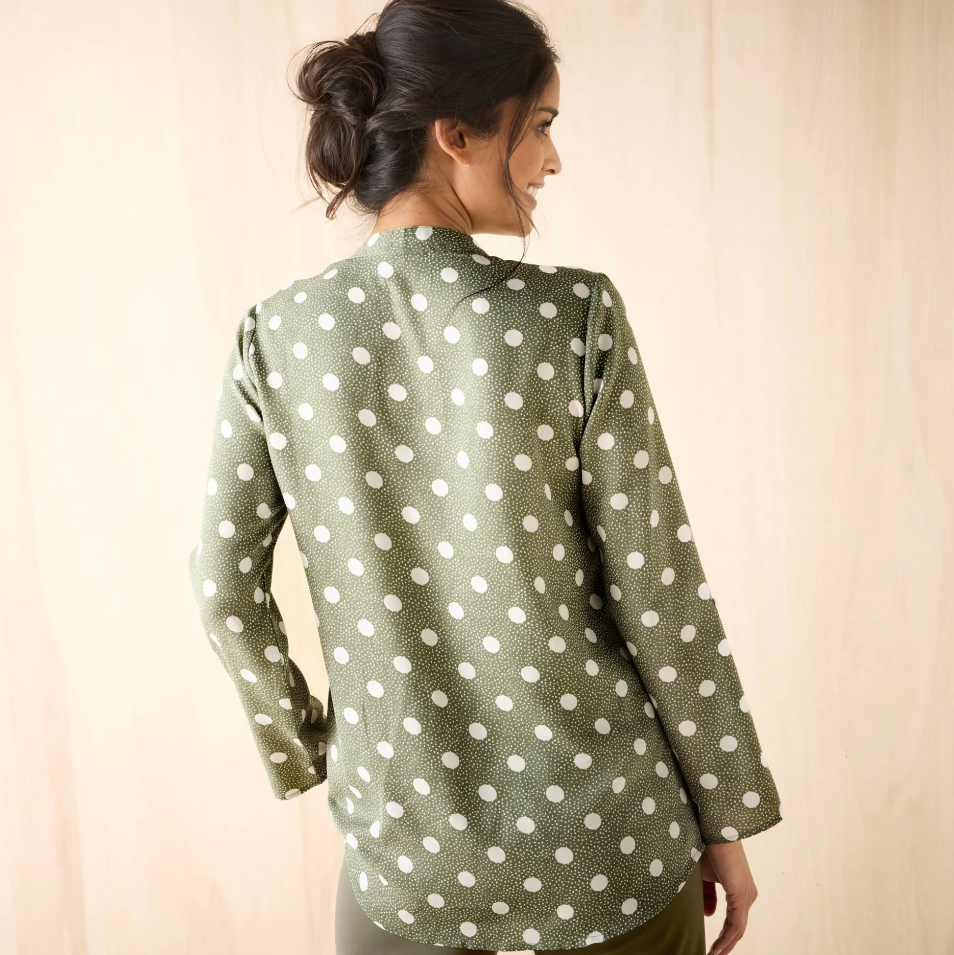 Bloes met stippenprint en Tunesische hals, crêpe