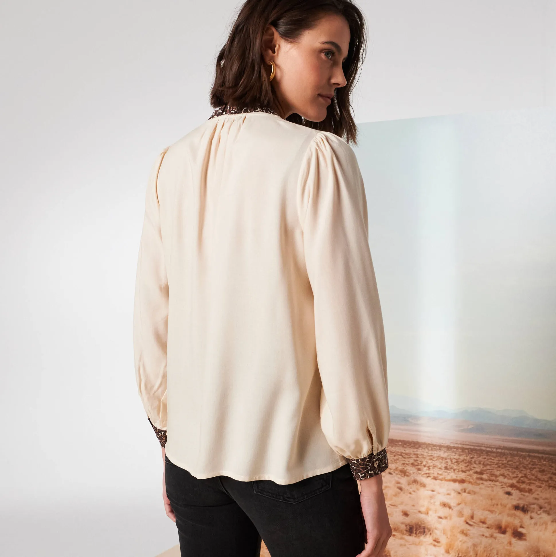 Bloes met stroken aan de hals, details met luipaardmotief