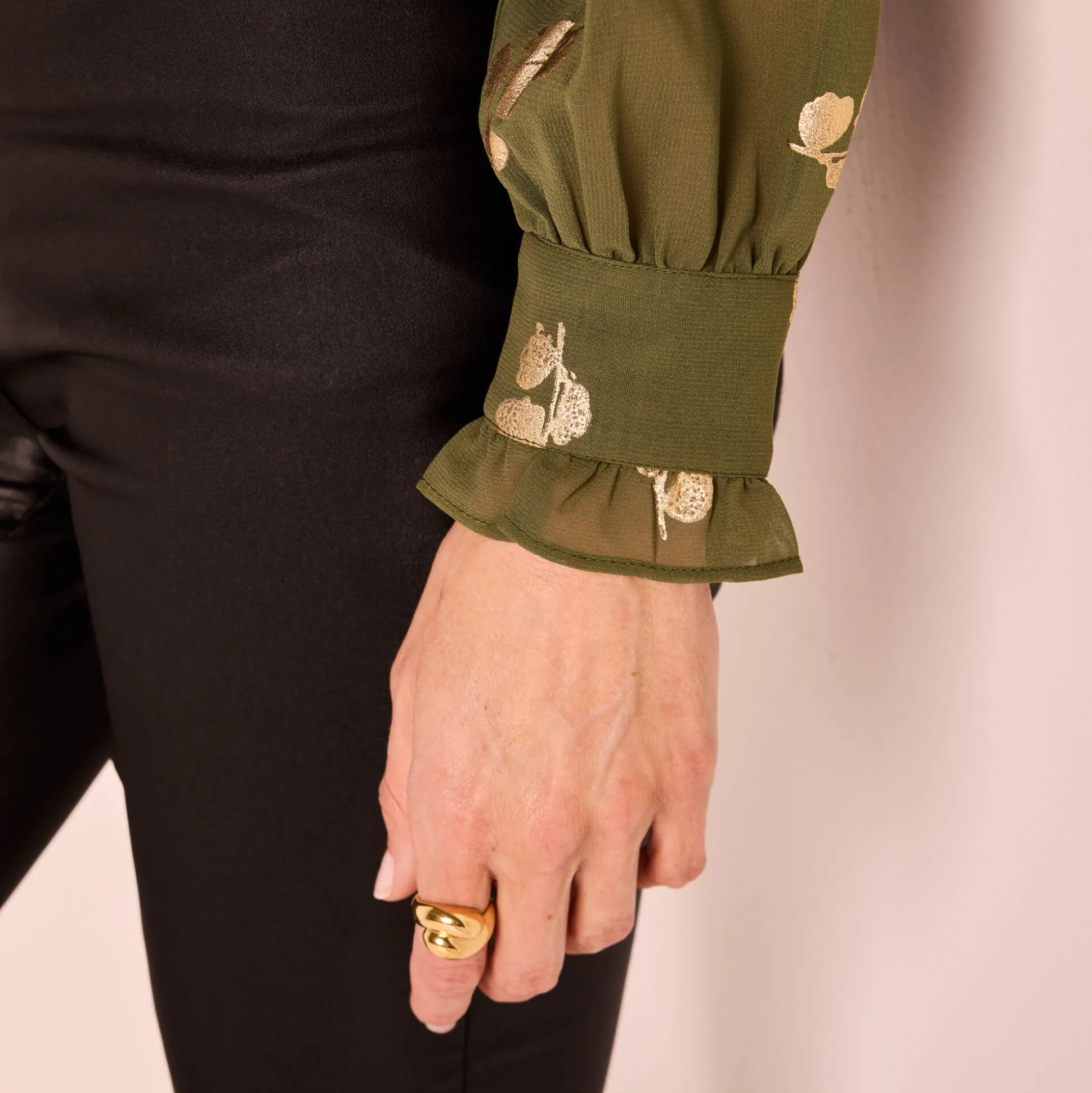 Bloes met strook, voile met gouden print