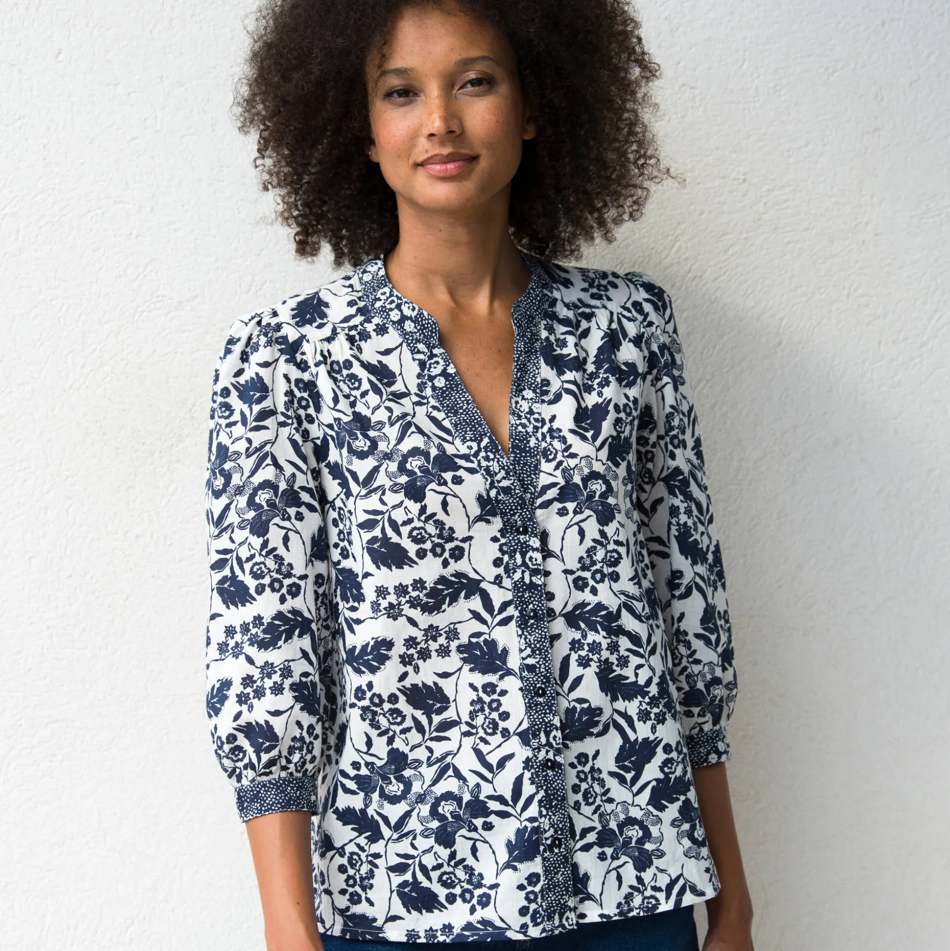 Bloes met Tunesische hals en 3/4-mouwen, tweekleurige print