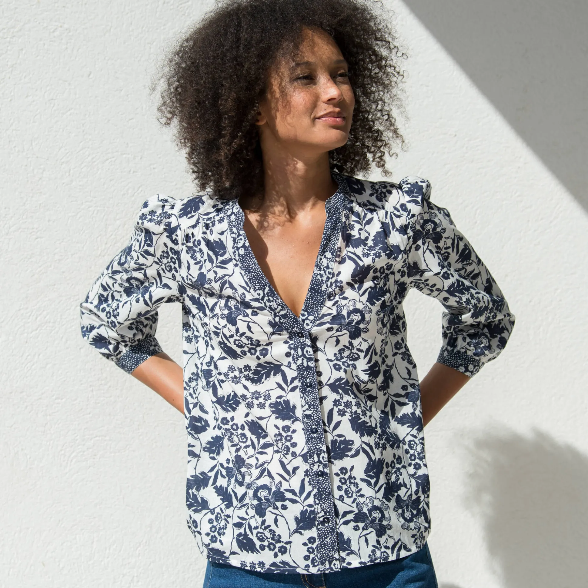 Bloes met Tunesische hals en 3/4-mouwen, tweekleurige print
