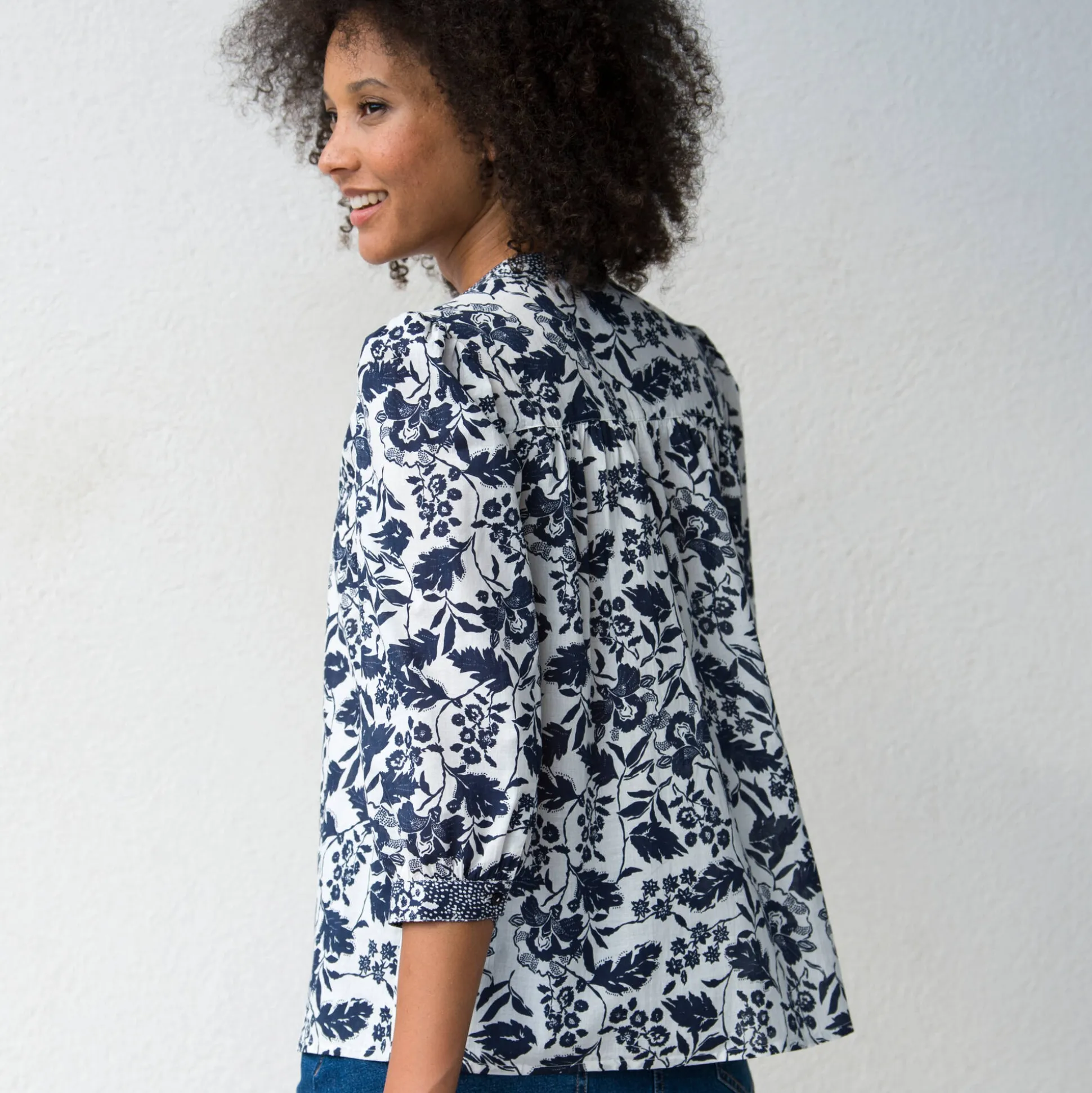 Bloes met Tunesische hals en 3/4-mouwen, tweekleurige print