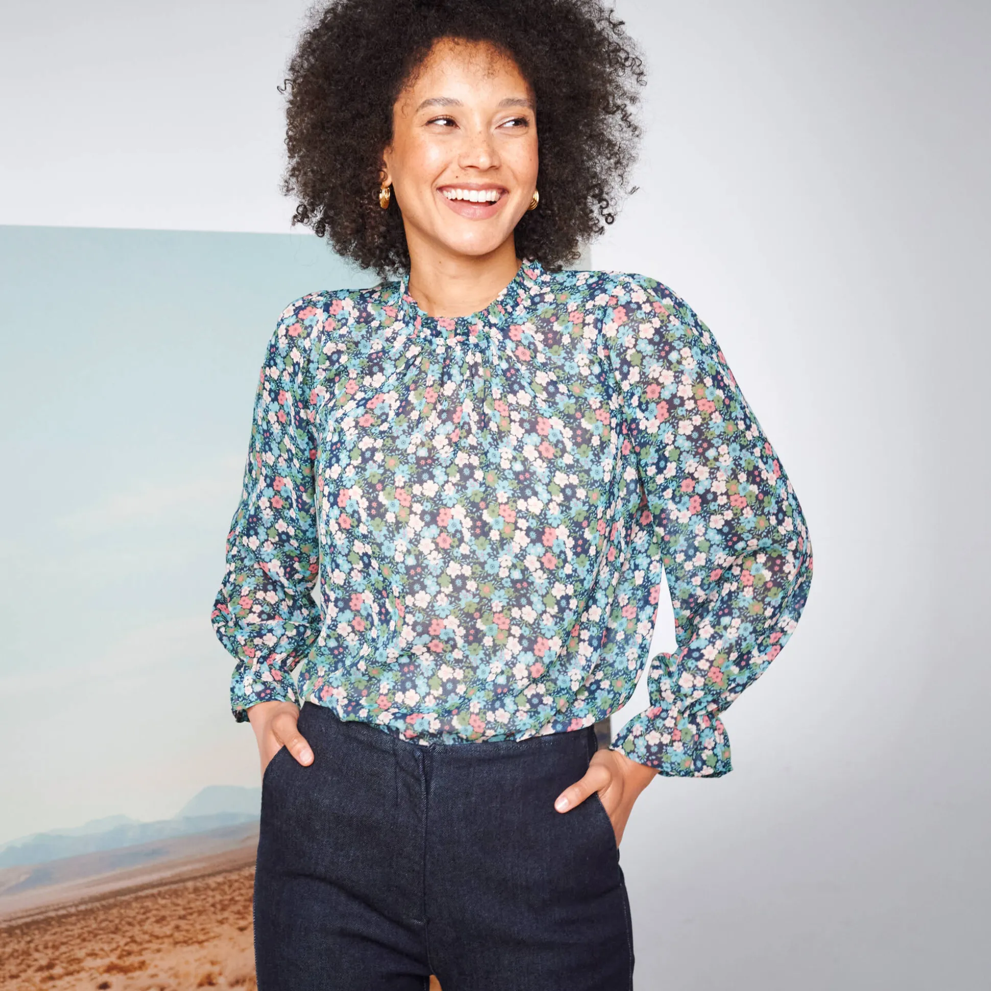 Bloes met Victoriaanse kraag, voile met bloemenprint