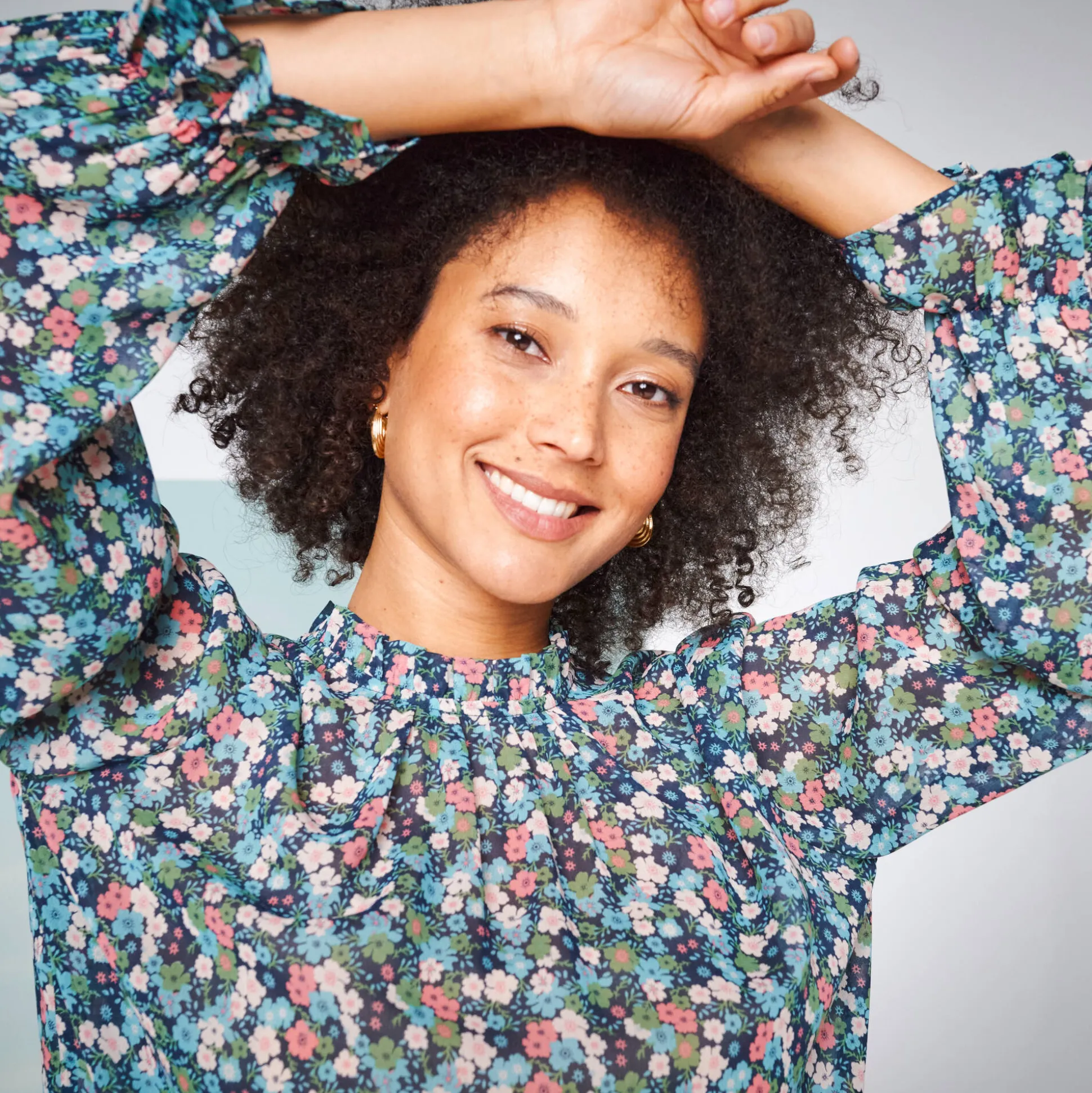 Bloes met Victoriaanse kraag, voile met bloemenprint