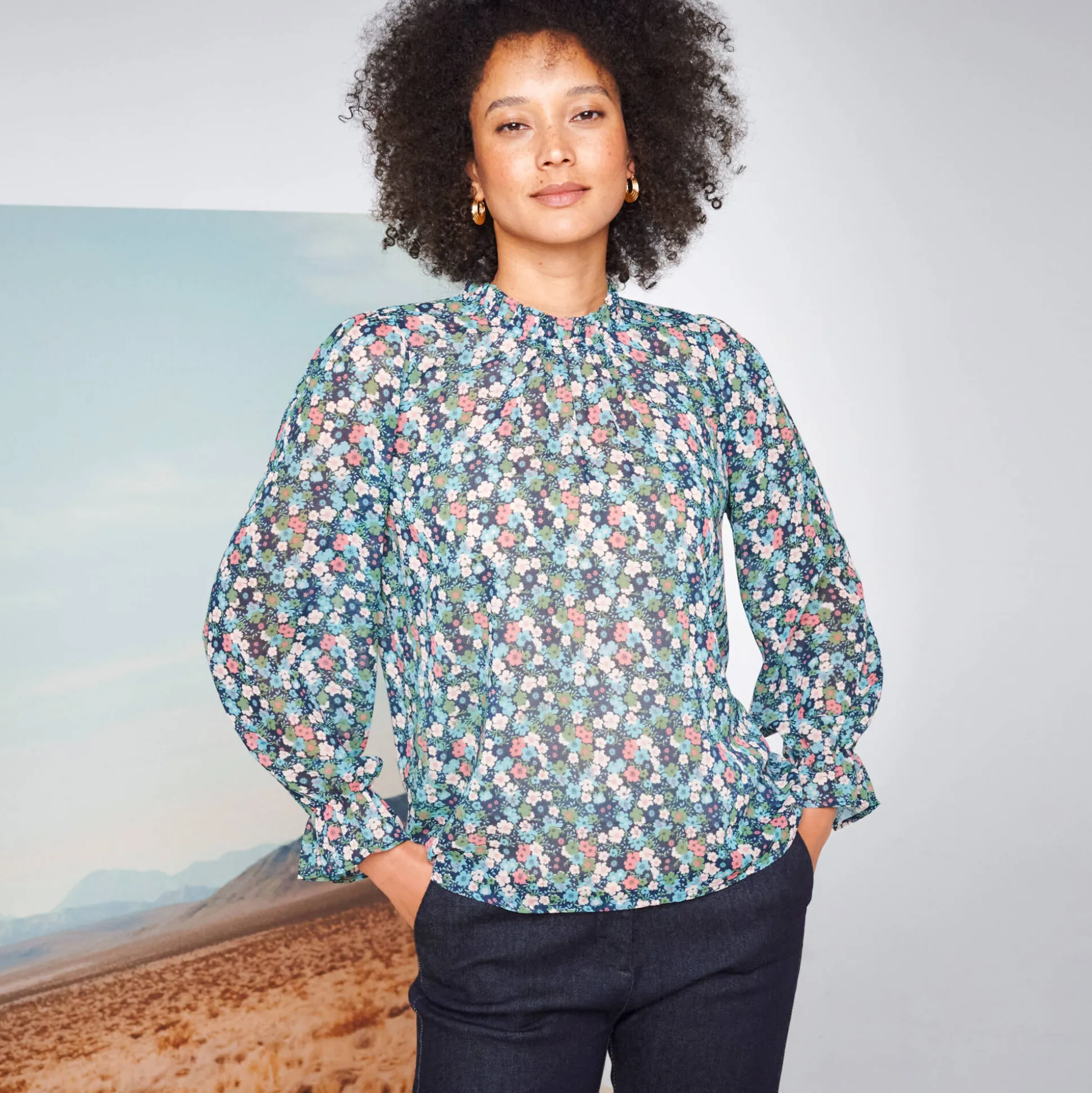 Bloes met Victoriaanse kraag, voile met bloemenprint