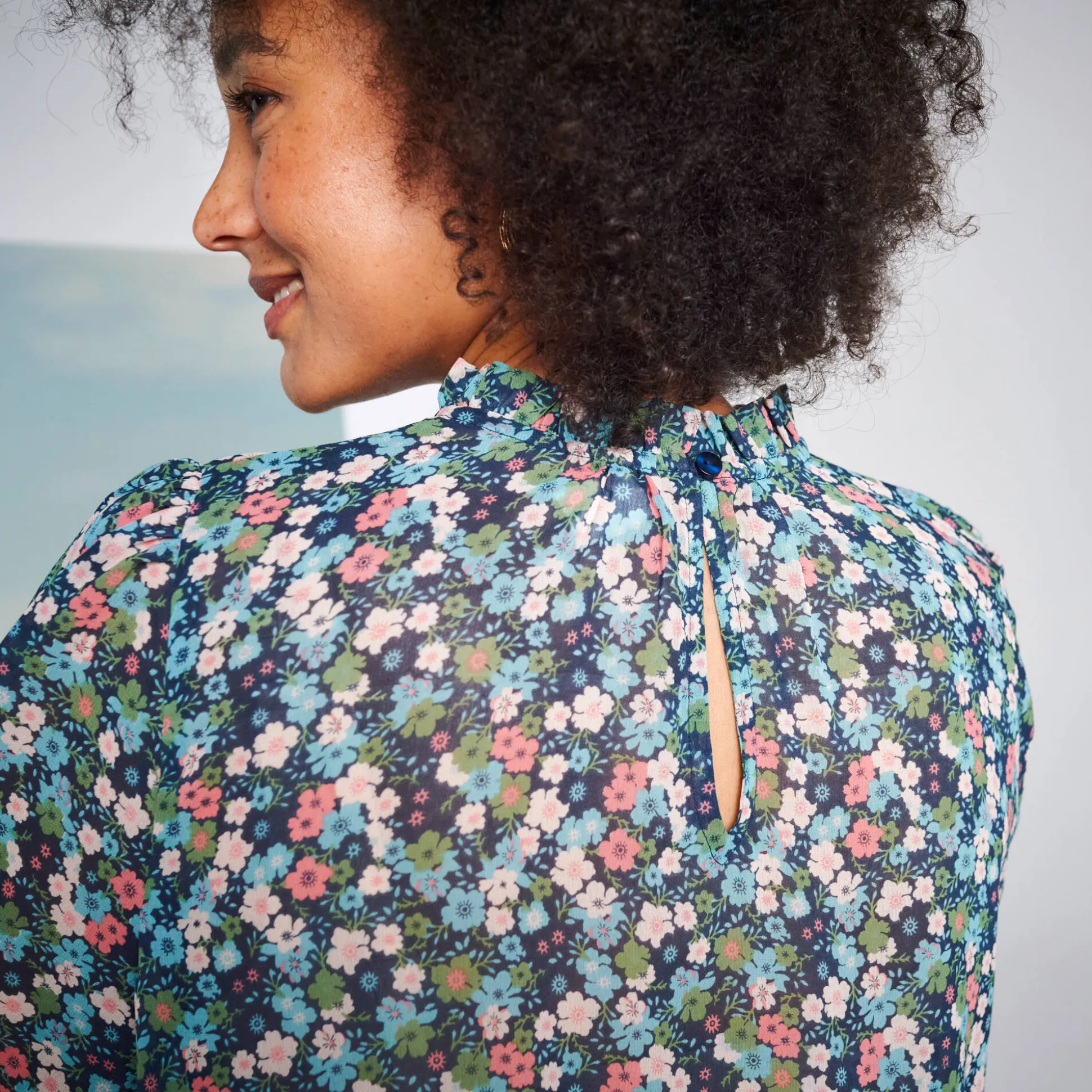 Bloes met Victoriaanse kraag, voile met bloemenprint