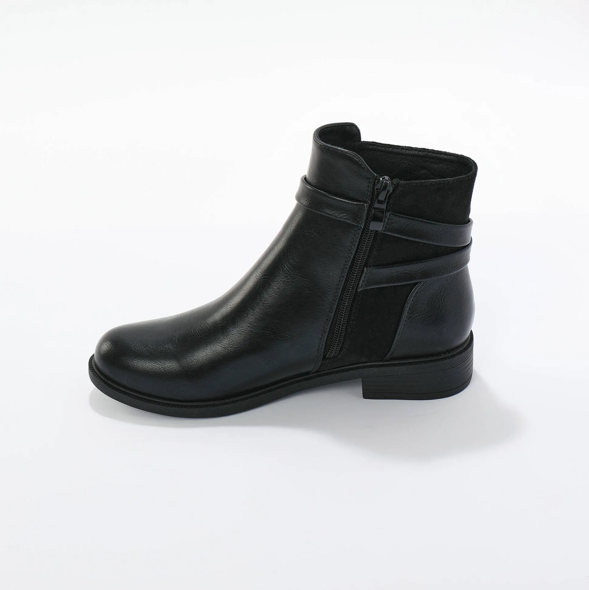 Boots met rits, riempjes en fantasiegespen