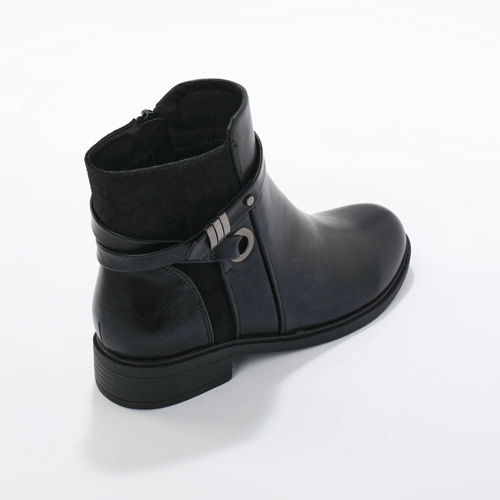 Boots met rits, riempjes en fantasiegespen
