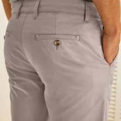 Chino broek, afgerond onder de buik