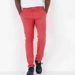 Chino broek, afgerond onder de buik
