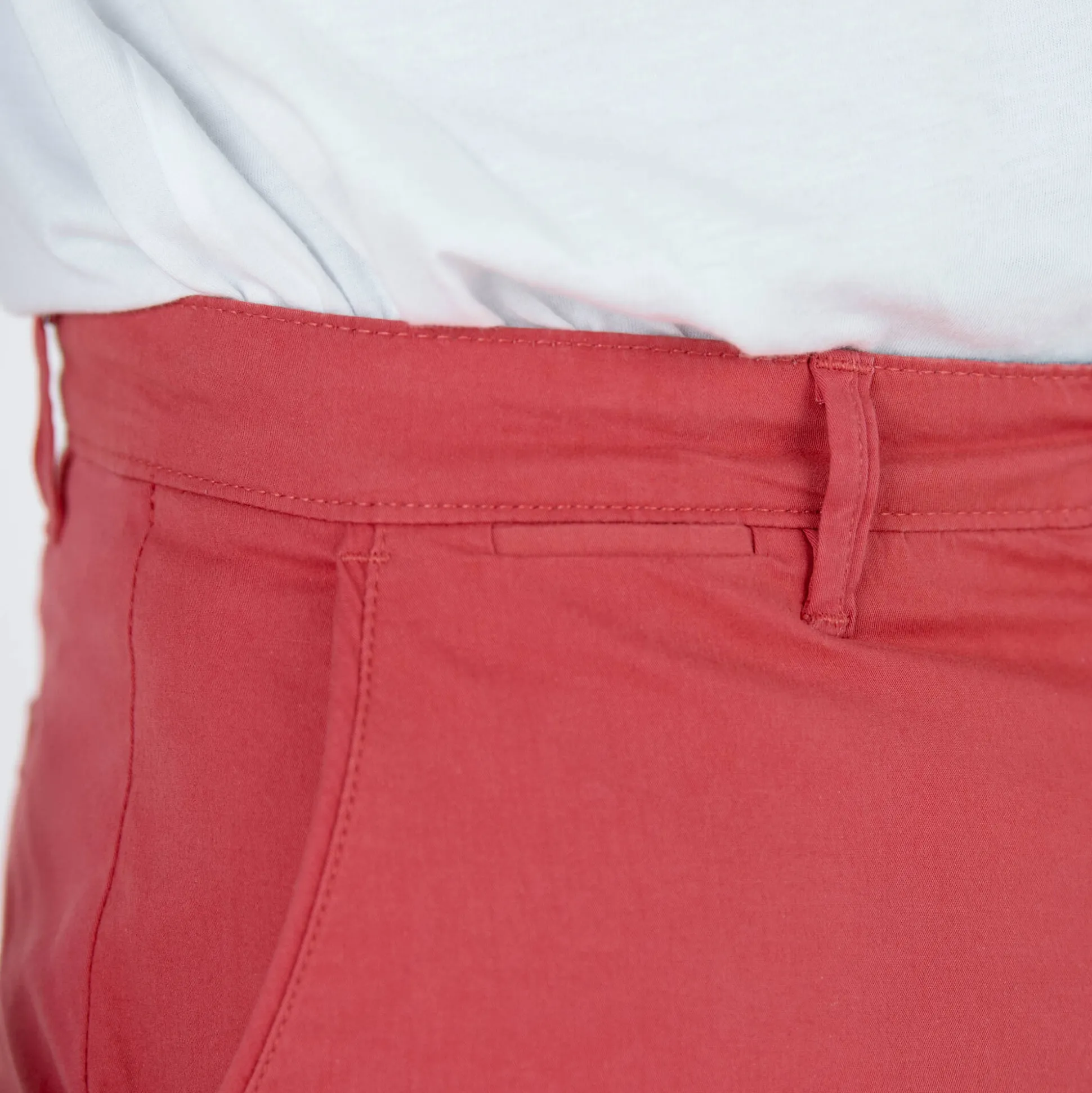 Chino broek, afgerond onder de buik