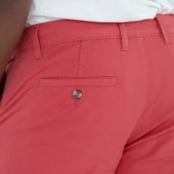 Chino broek, afgerond onder de buik