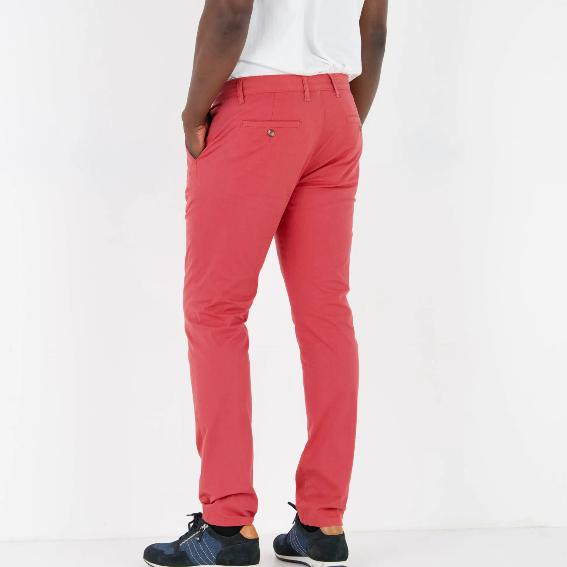 Chino broek, afgerond onder de buik