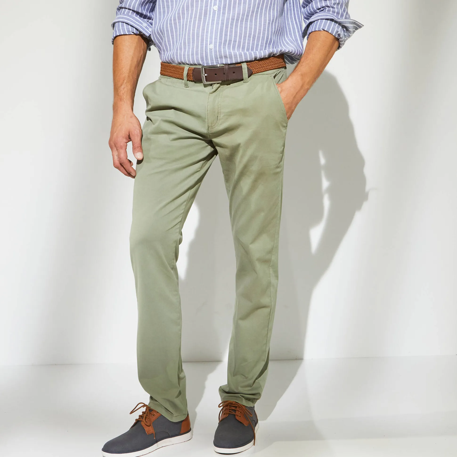 Chino broek, afgerond onder de buik
