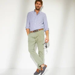 Chino broek, afgerond onder de buik
