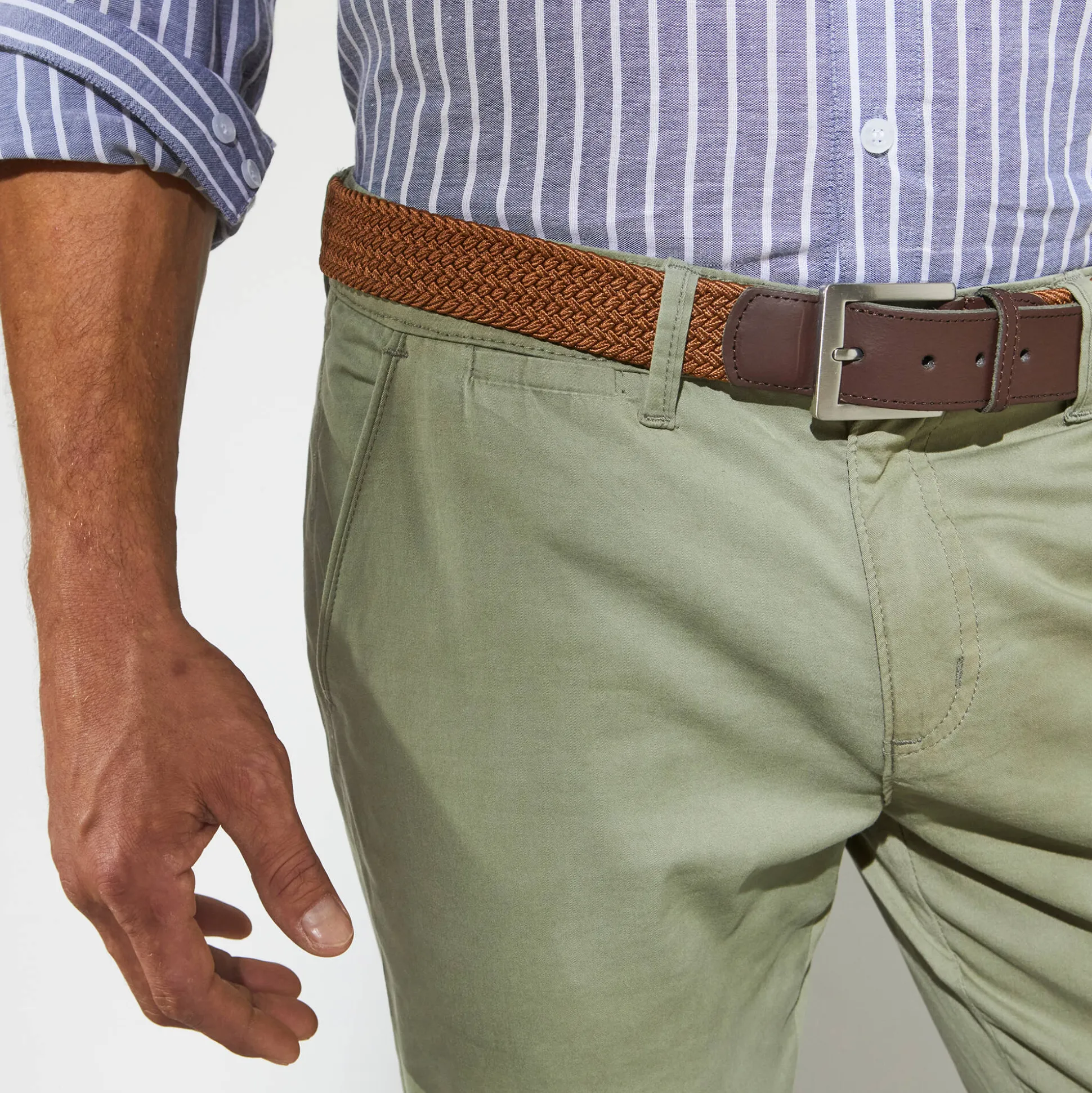 Chino broek, afgerond onder de buik