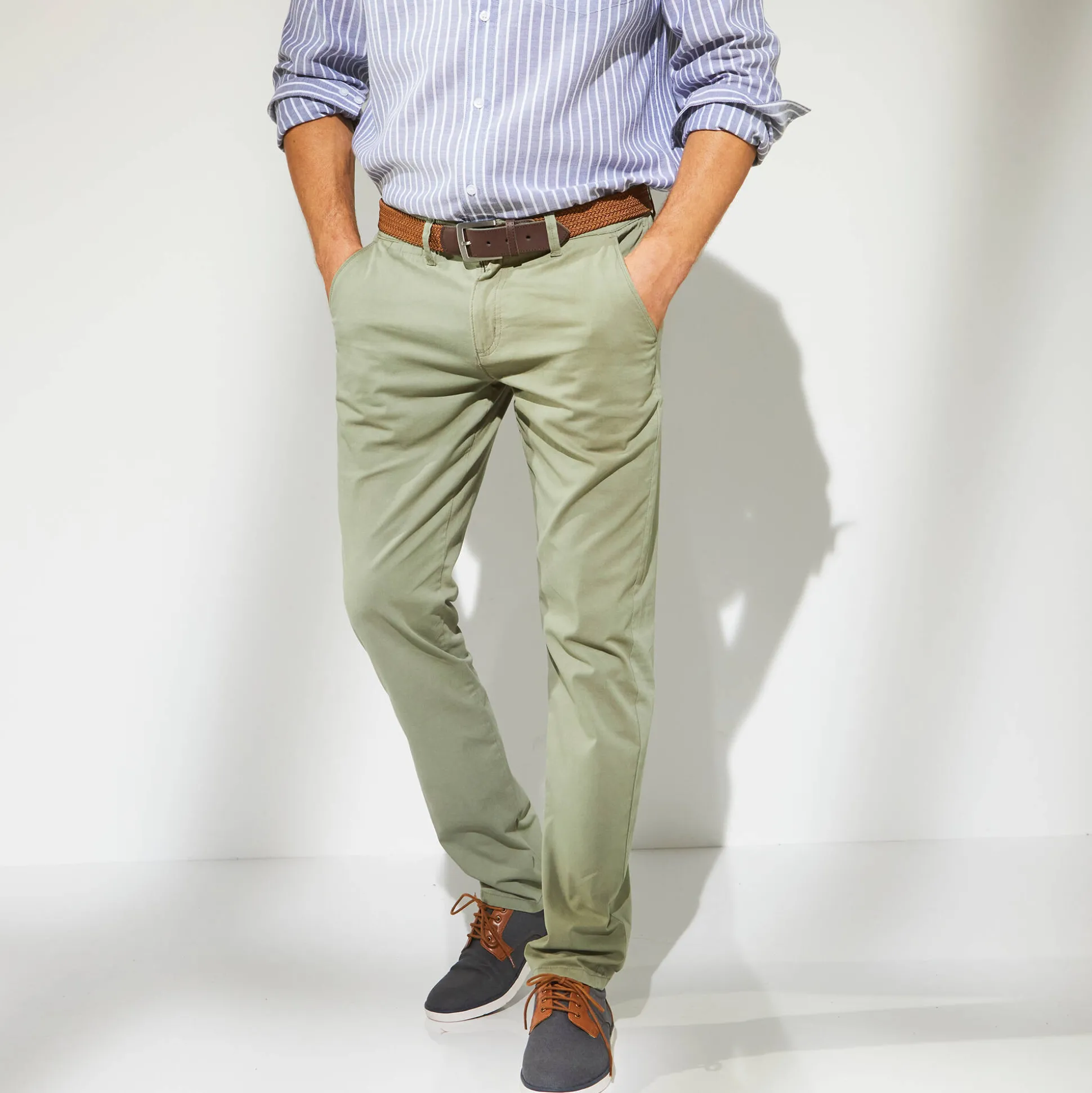 Chino broek, afgerond onder de buik