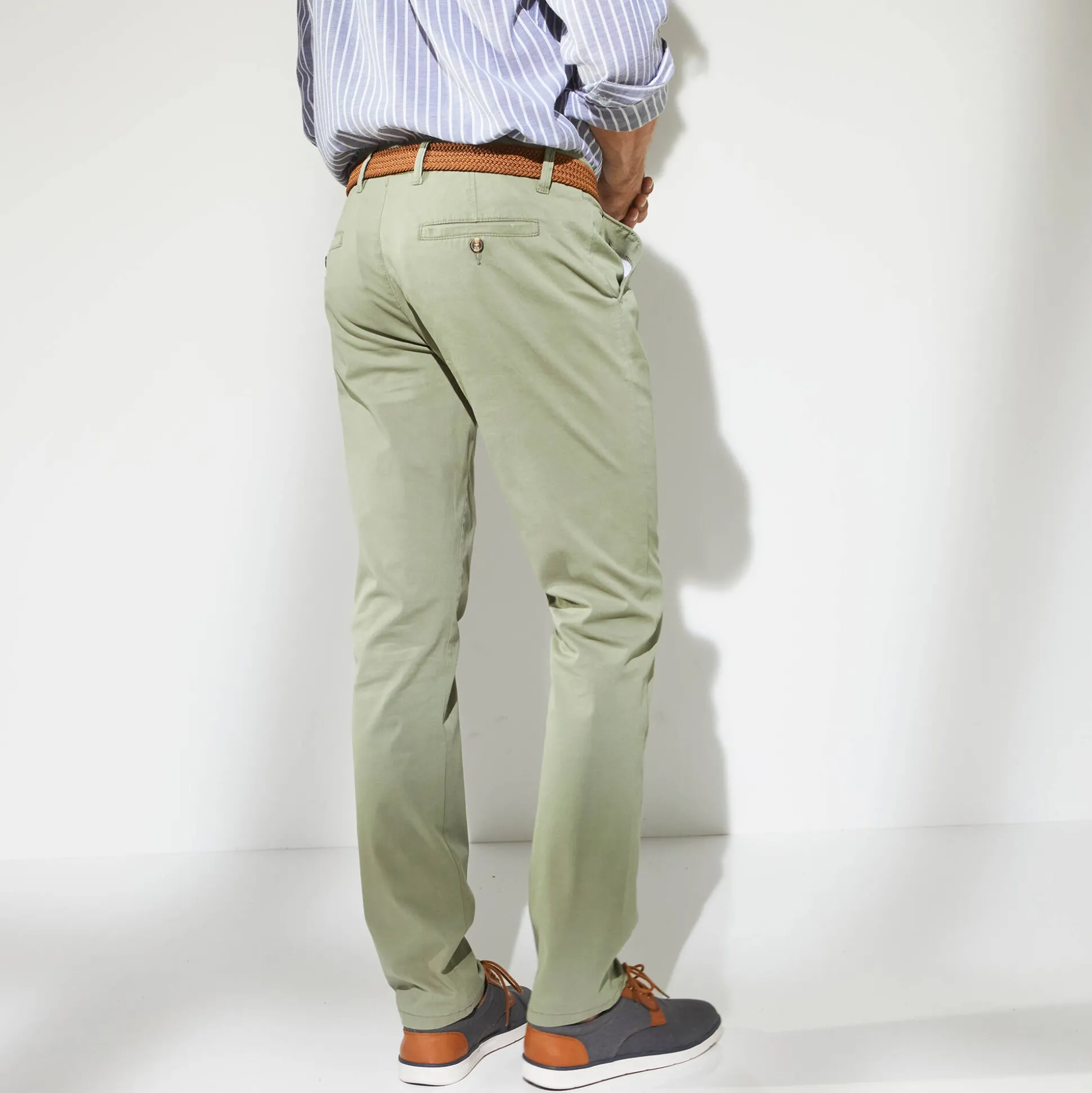 Chino broek, afgerond onder de buik