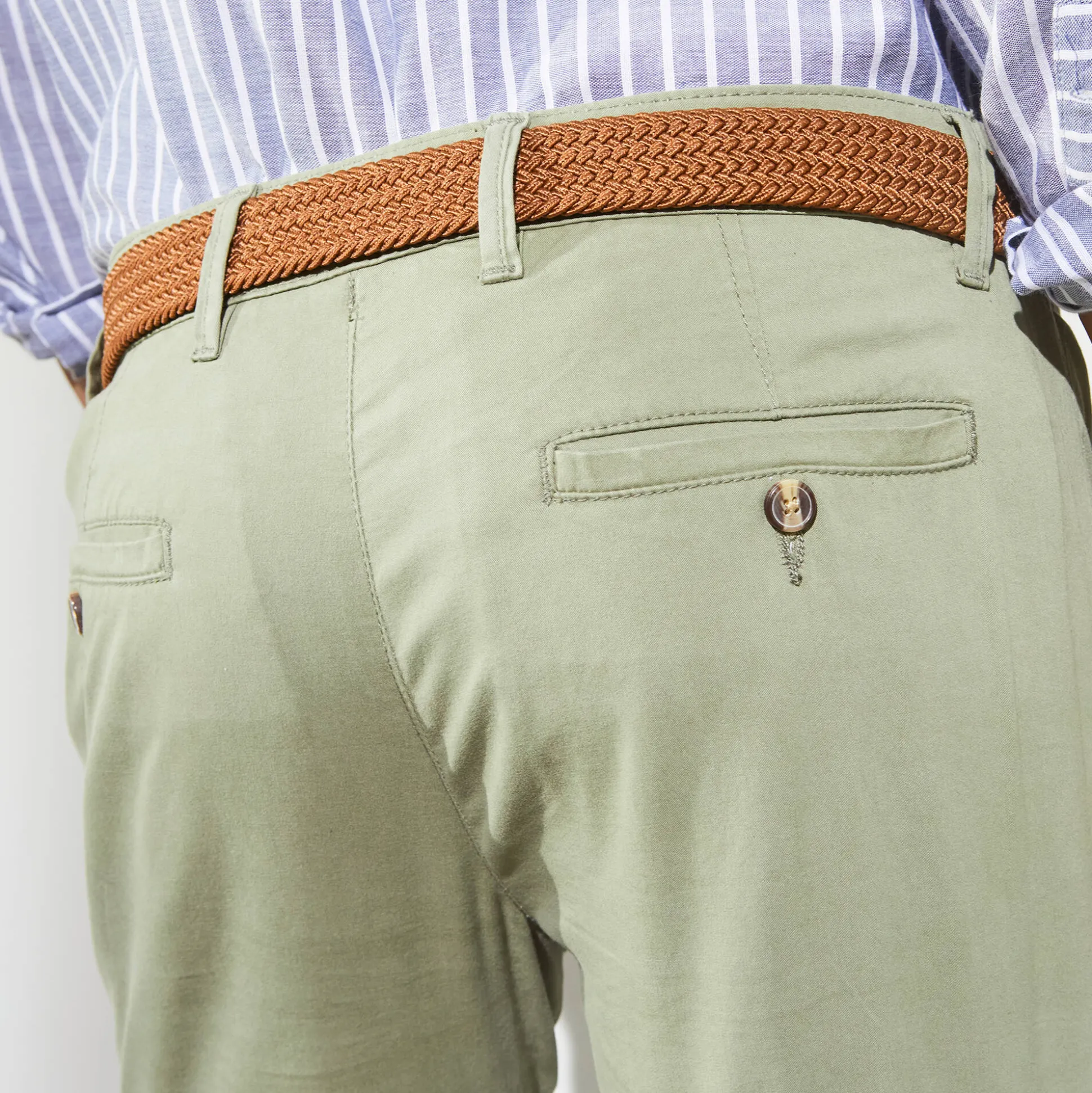 Chino broek, afgerond onder de buik
