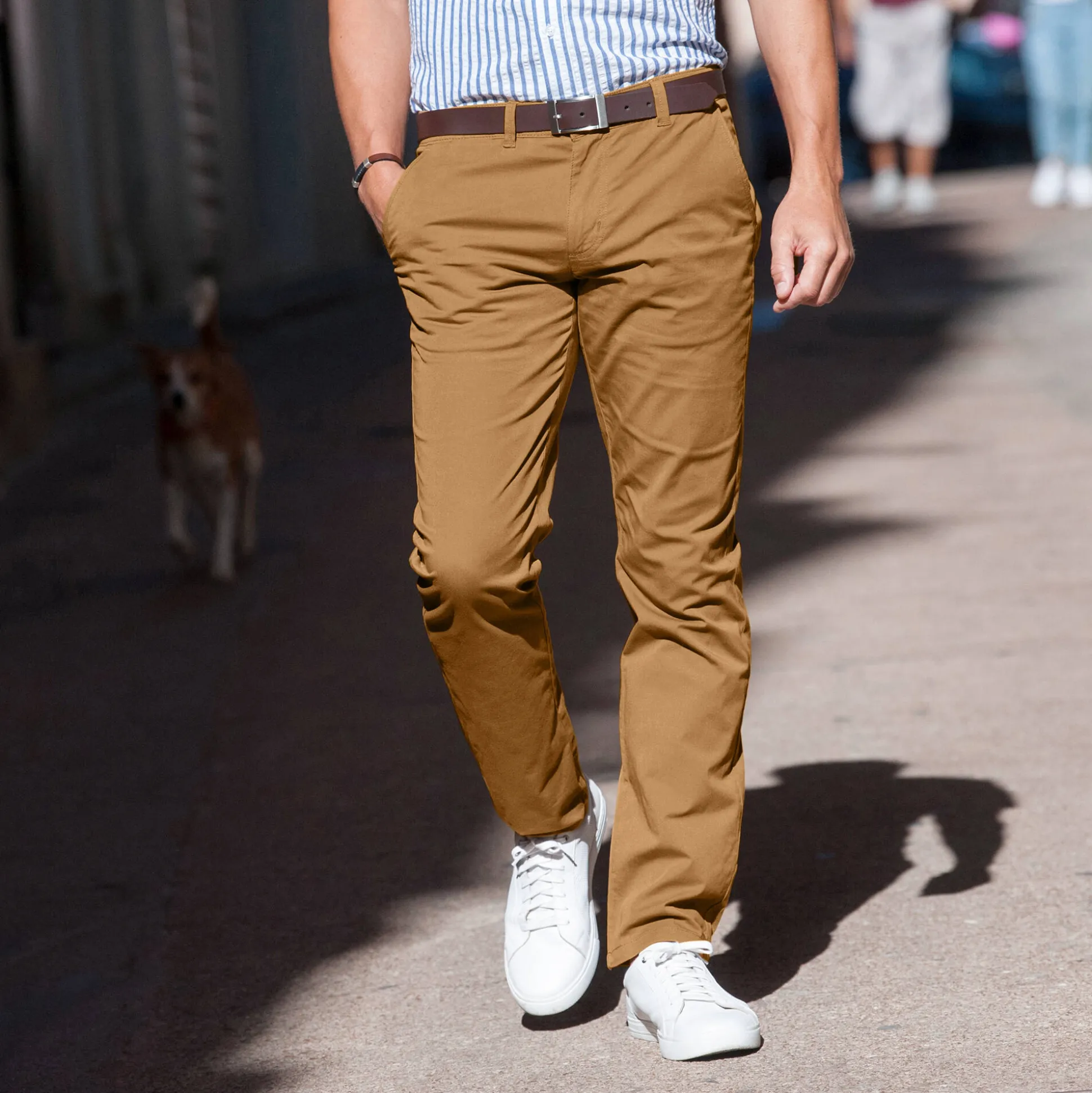 Chino broek, afgerond onder de buik