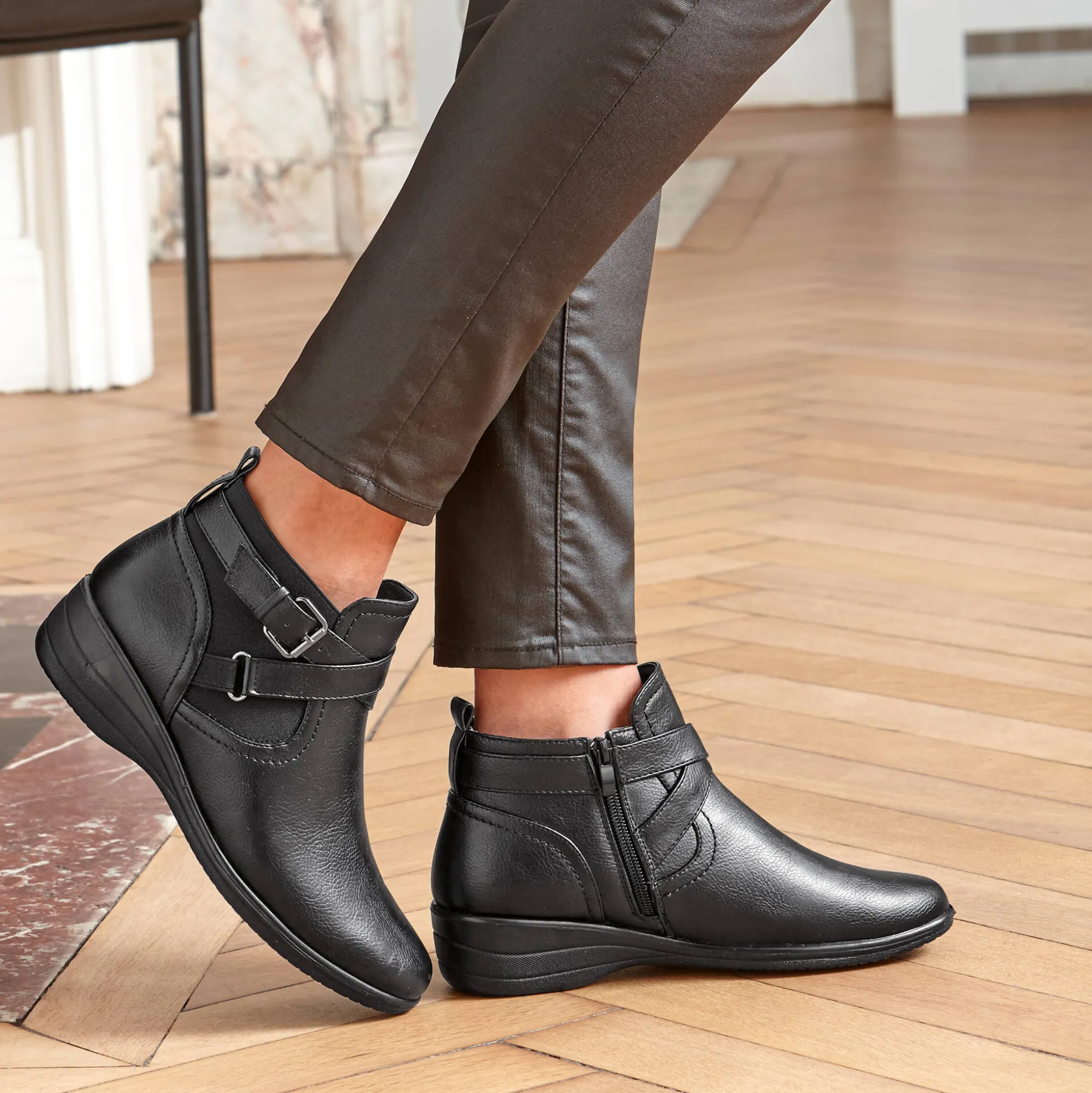 Comfortabele low-boots met sleehak en rits